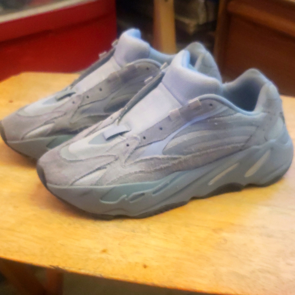 adidas YEEZY BOOST 700 V2 'HOSPITAL BLUE'  NEED LACES